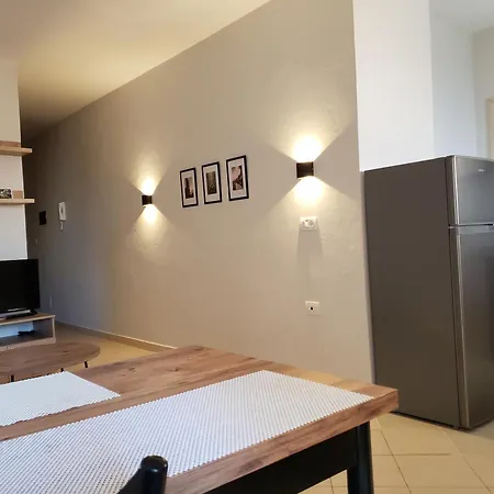 Leones Apartment *